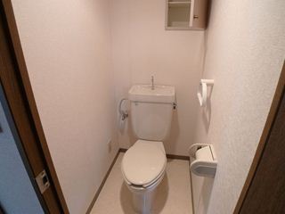 Toilet. Outlet ・ Yes storage rack