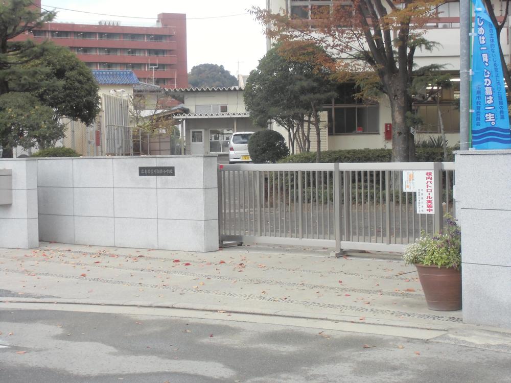 Primary school. 930m to Hiroshima Municipal Kabeminami Elementary School