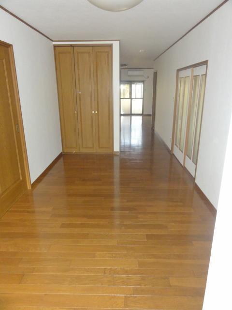Non-living room. Corridor?