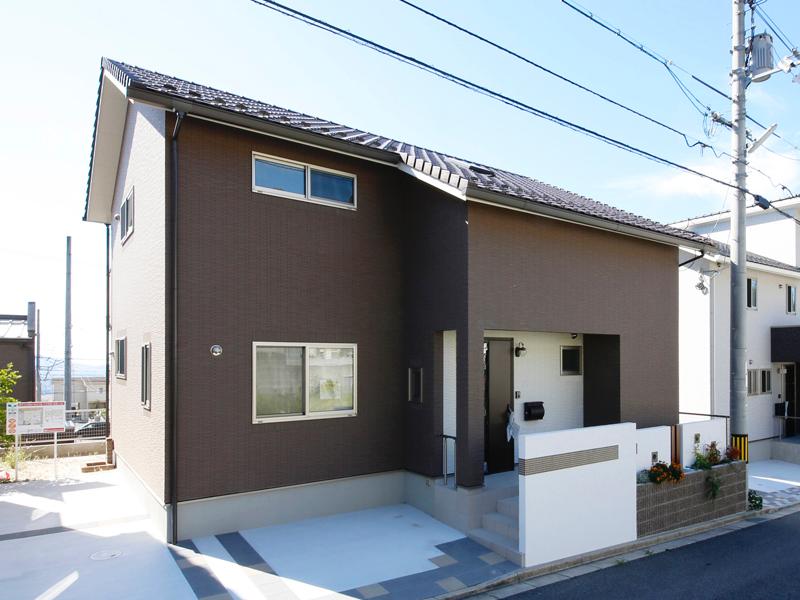 Local appearance photo.  ■  ■  ■  Atmosphere of calm in a simple No.7-4 appearance  ■  ■  ■  [Solar power with]  [outer wall] "Nano hydrophilic total tiles" finish. Dirt is hard to regard maintenance easy