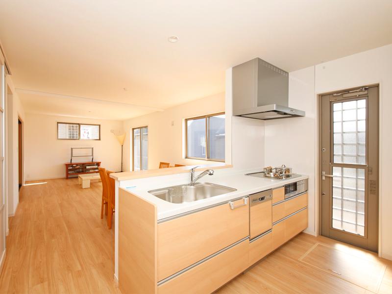 Kitchen. While staying in the kitchen, Open LDK overlooking the state of the family