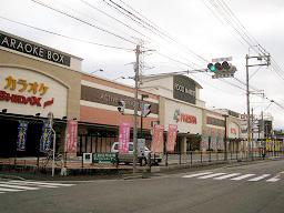 Supermarket. Furesuta Aida to the store 1050m