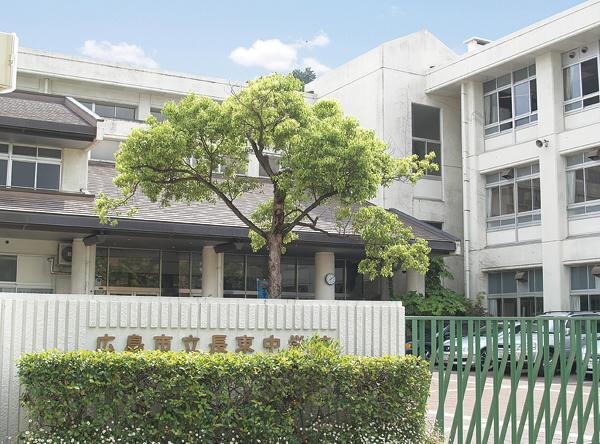 Junior high school. 1693m to Hiroshima Municipal Natsuka junior high school