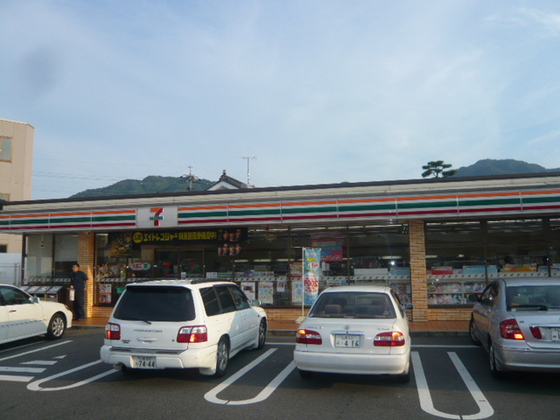 Convenience store. 210m to Seven-Eleven (convenience store)