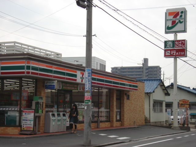 Convenience store. Seven-Eleven Hiroshima Midorii 6-chome up (convenience store) 666m
