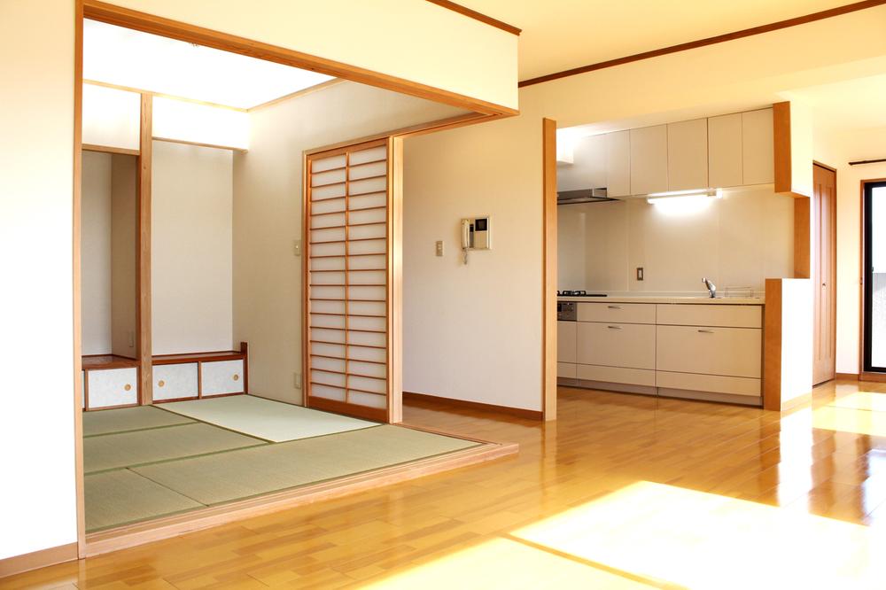 Living. About 20 quires of LDK. Shiny Rinobe already. It is a light full of the corner room.