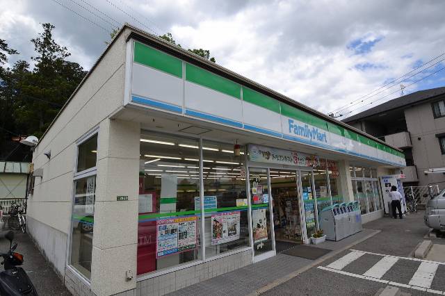 Convenience store. Family Mart on the weaker 1-chome to (convenience store) 165m