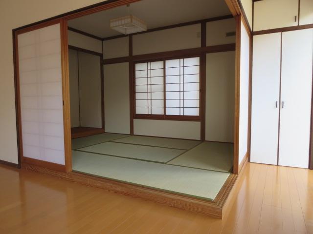 Non-living room. 6 tatami Japanese-style room, which is in contact with the living