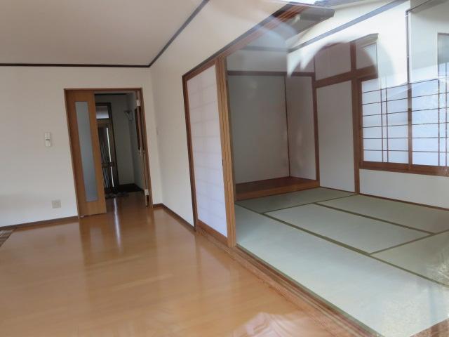 Other. Is a Japanese-style room, which is in contact to the living room.