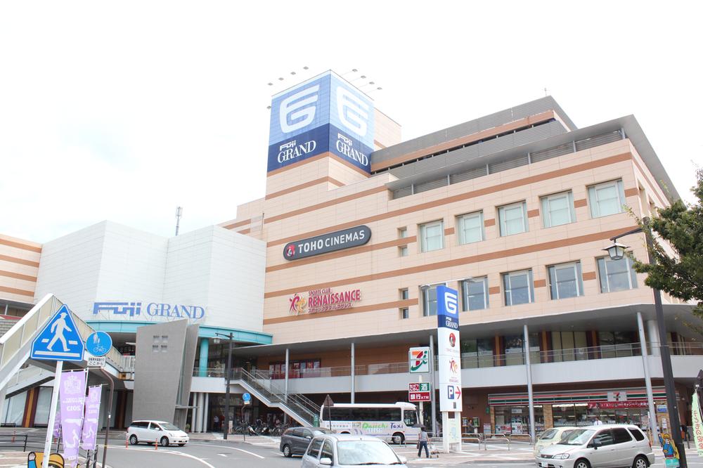 Shopping centre. Within walking distance of shopping center. 