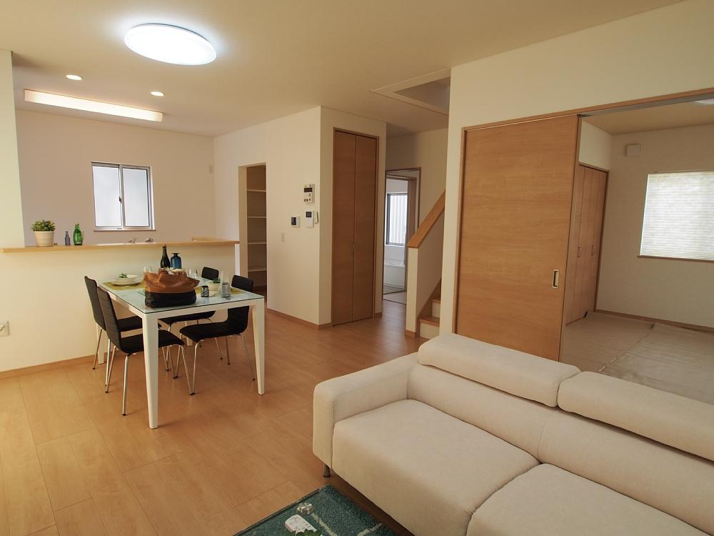 Other. By connecting the LDK and the Japanese-style room, Realize a large space of 23.9 quires. In addition living stairs, Essential design is the family you want to cherish the communication (^^)