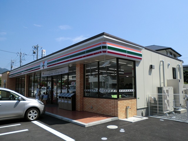 Convenience store. 750m to Seven-Eleven (convenience store)