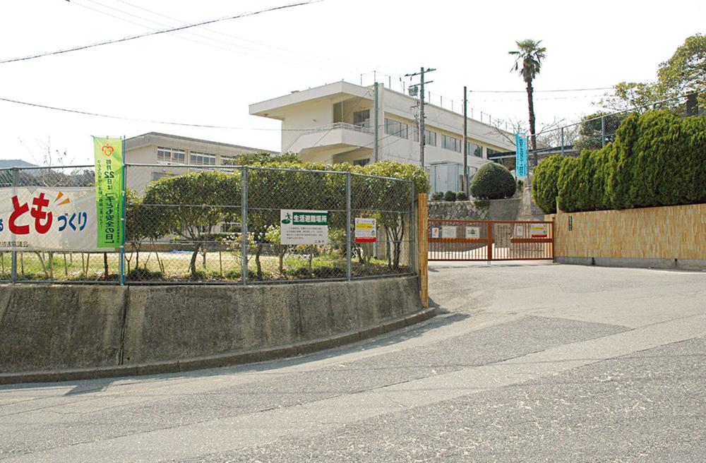 Primary school. 3561m to Hiroshima Tatsutomo Elementary School