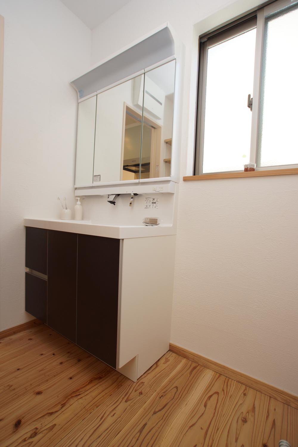 Wash basin, toilet. Indoor (12 May 2013) Shooting