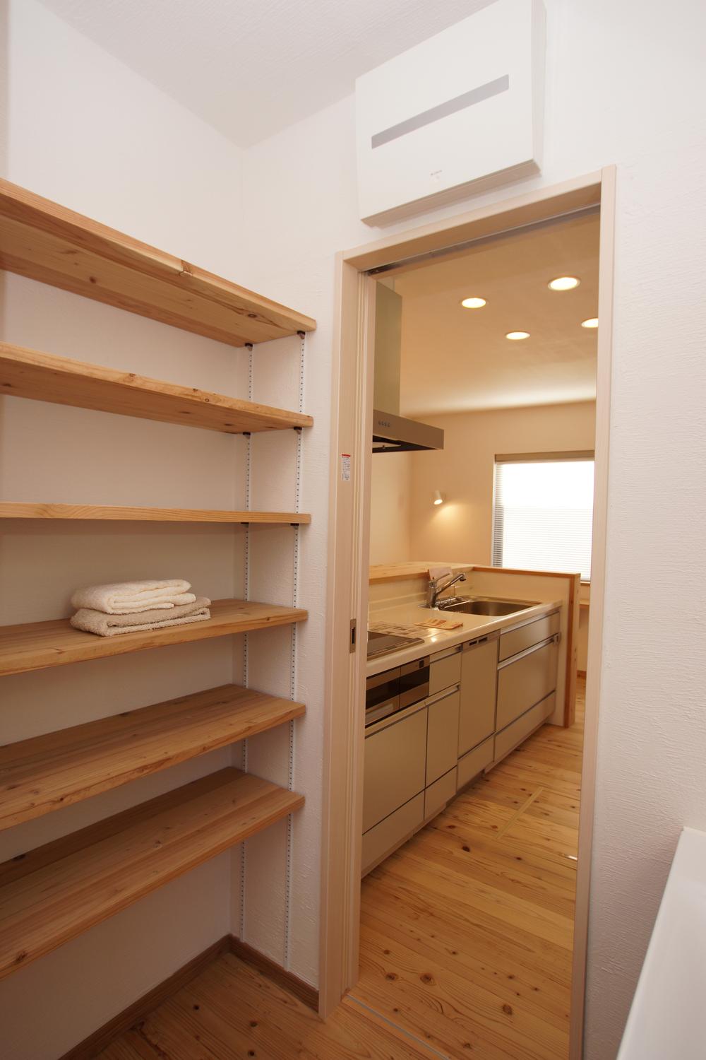 Wash basin, toilet. Indoor (12 May 2013) Shooting ・ Wash room storage (shelves)
