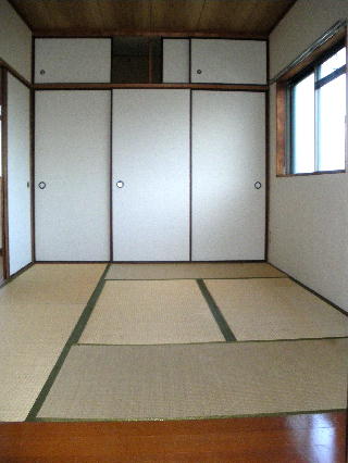 Living and room. Entrance side of the Japanese-style room, Storage is plenty