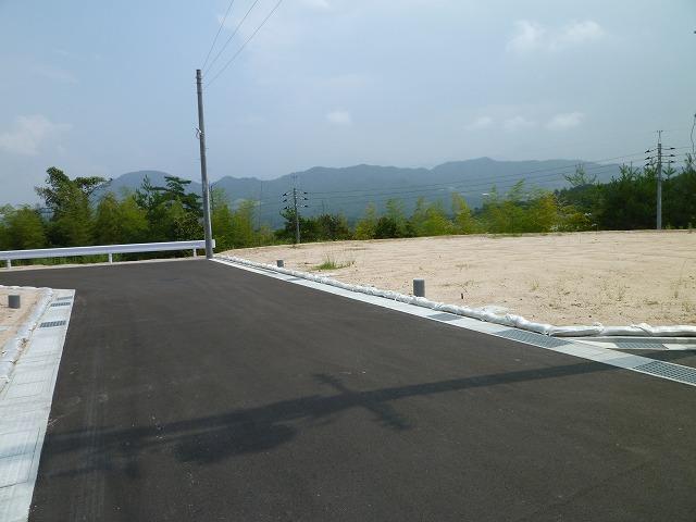 Local photos, including front road. Local end of September shooting