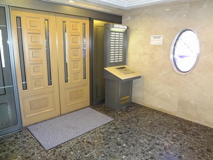 Entrance. Common areas