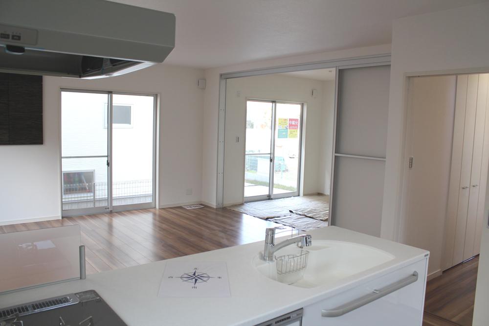 Living. Since overlooking the room from the kitchen, It is also safe seen the figure of children. 