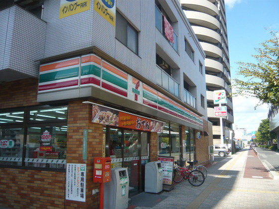 Convenience store. Seven-Eleven (convenience store) to 400m