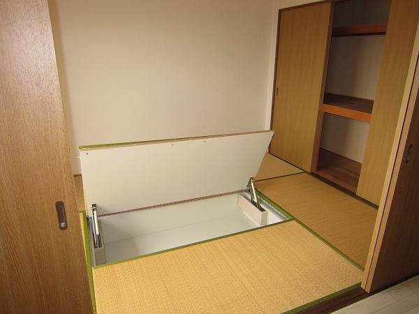 Other room space. There is also under-floor storage in the Japanese-style room ( ※ It is before repair)