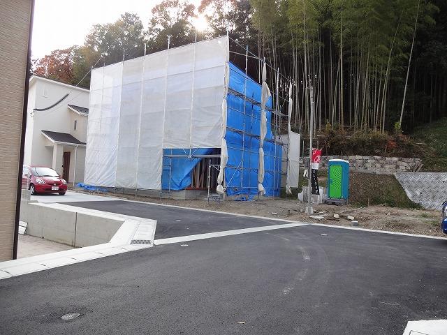 Local photos, including front road. You can enter the smoothly to the car space