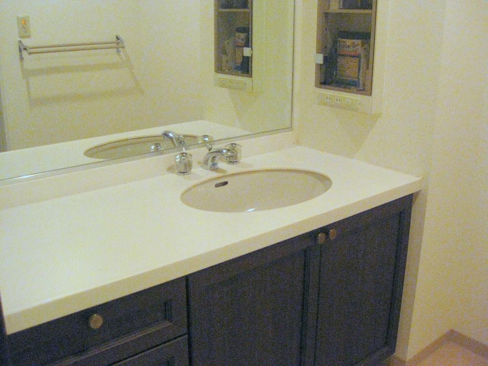 Wash basin, toilet. Wide cosmetic washbasin This completely mirror Indoor (11 May 2013) Shooting