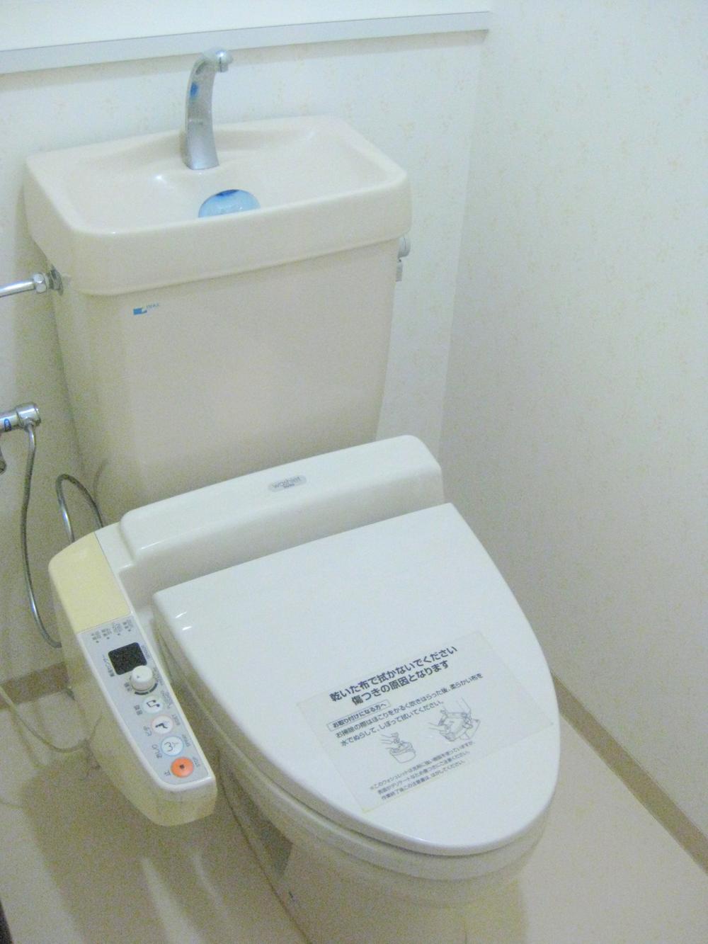 Toilet. Indoor (11 May 2013) Shooting