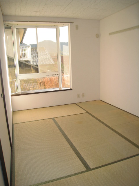 Living and room. Japanese-style room ・ Good day with a large bay window