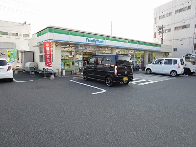 Convenience store. 450m to Family Mart (convenience store)