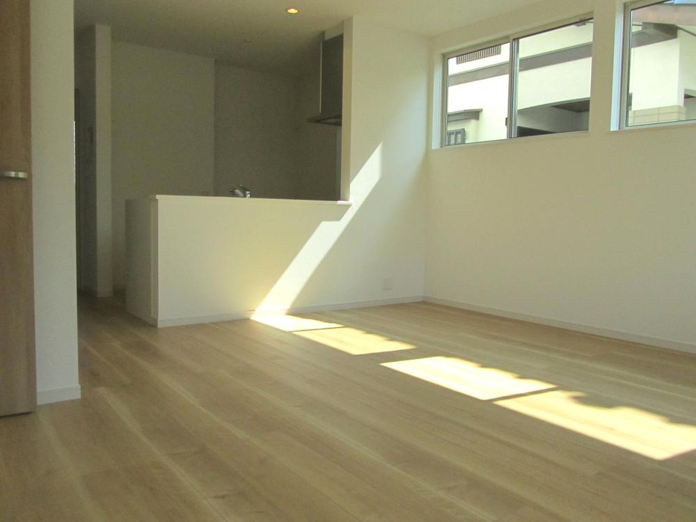 Same specifications photos (living). It will be in the photo of another local of the completed property of the same series. Please refer. 