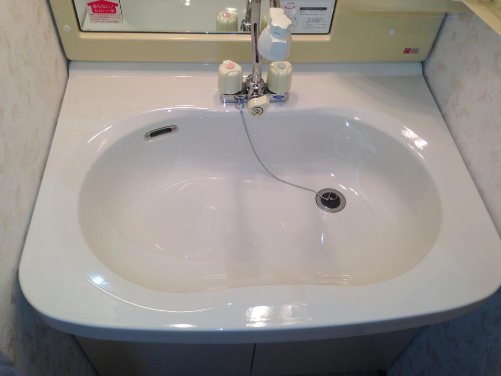 Wash basin, toilet. Room (August 2013) Shooting