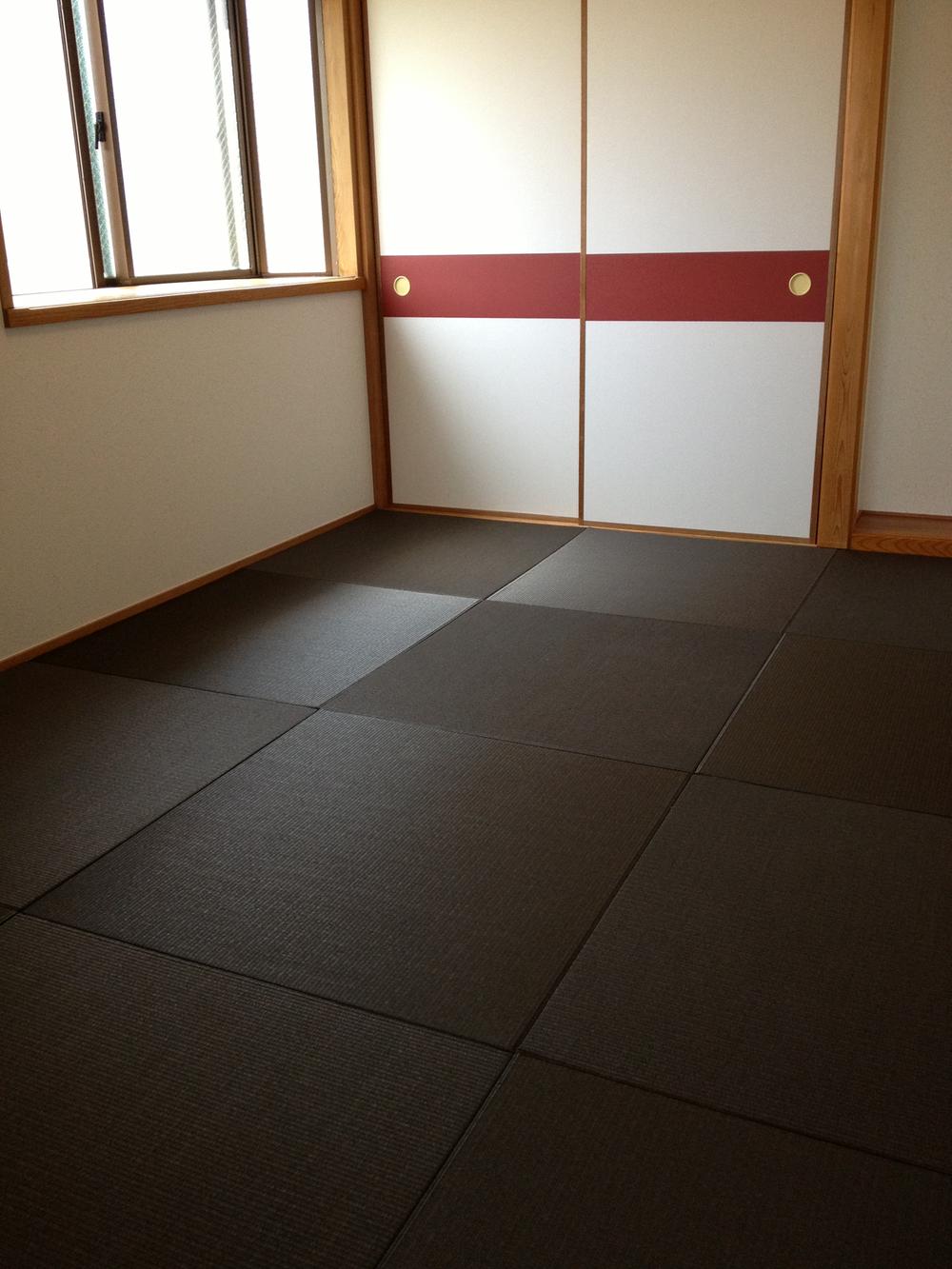 Other introspection. The Japanese have been adopted Ryukyu-style tatami mat of dark brown, It looks like the stylish cafe!