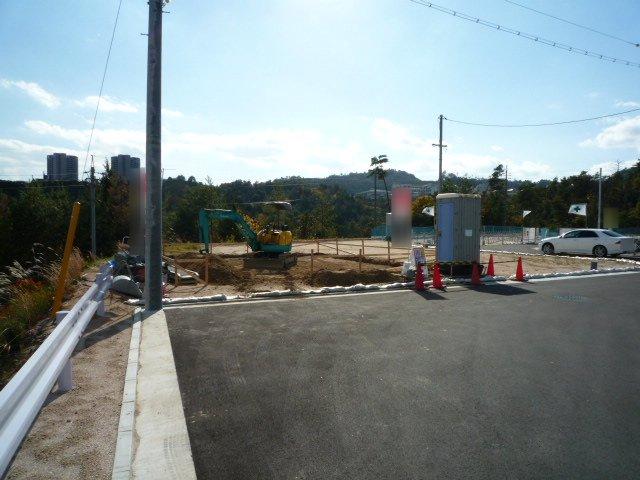 Local photos, including front road.   Front road: 6m