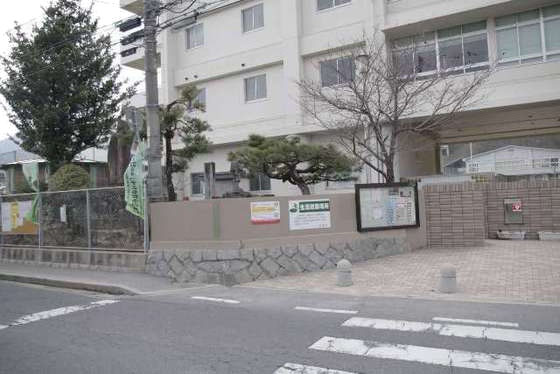 Primary school. 1100m to Hiroshima Municipal Midorii elementary school (elementary school)