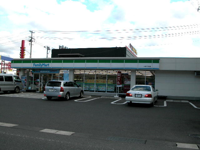 Convenience store. FamilyMart Yagi-chome store (convenience store) to 200m
