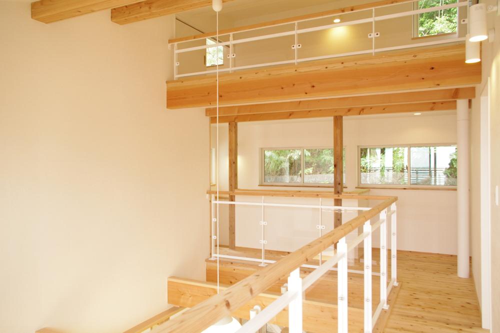 Other introspection. Open abode to incorporate light and wind. You can use it as a children's playground as a storage space and a large loft is placed across the room to the 2 upstairs section (2-2-7 Building)