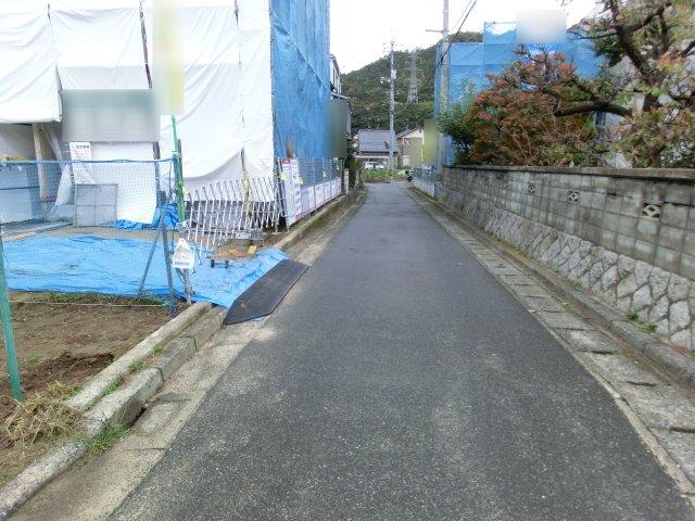 Local photos, including front road.  Front street: Northeast 4m