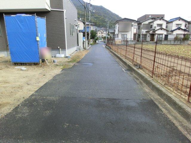 Local photos, including front road.   Front road: 3m