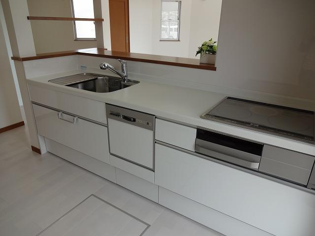 Kitchen. Excellent storage capacity of the system kitchen