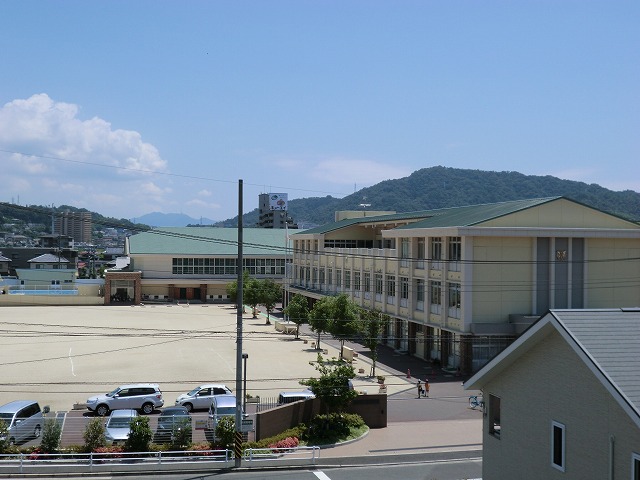 Primary school. Higashino up to elementary school (elementary school) 330m