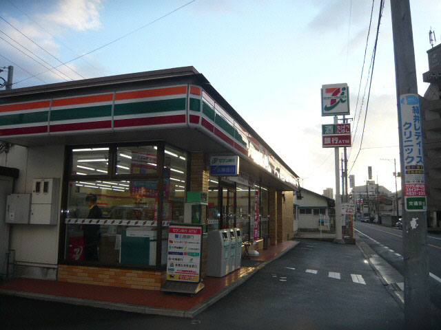 Convenience store. 500m to Seven-Eleven (convenience store)