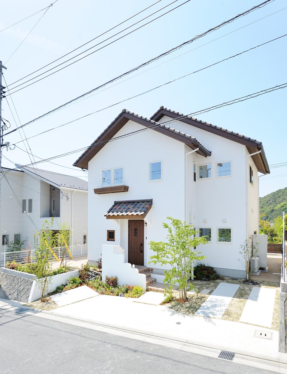 Local appearance photo. Nordic taste, House with a fashionable warmth. Views of the city, you can overlook from the roof balcony which is provided on the second floor. 