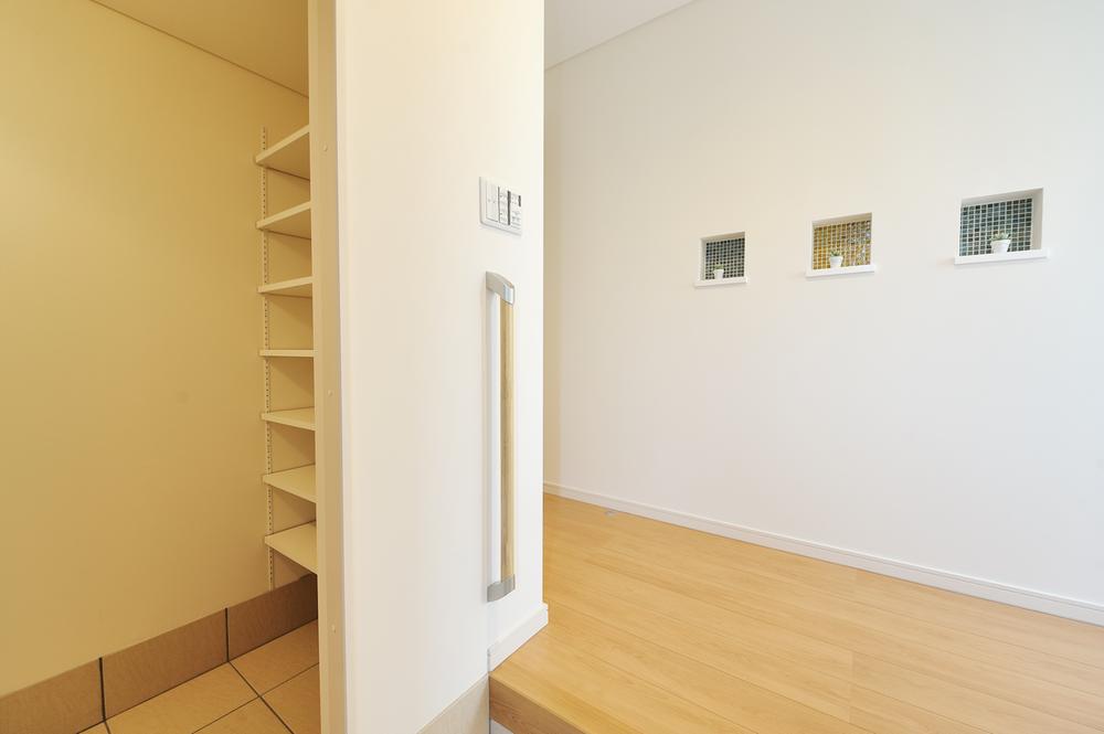 Entrance. Local (May 2013) shooting (32-5)