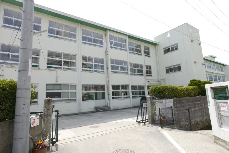 Primary school. 310m until the original elementary school (elementary school)