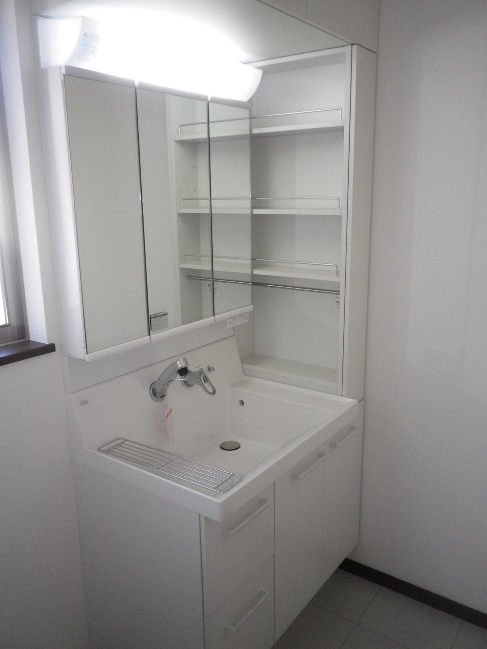 Wash basin, toilet. Room (August 2013) Shooting