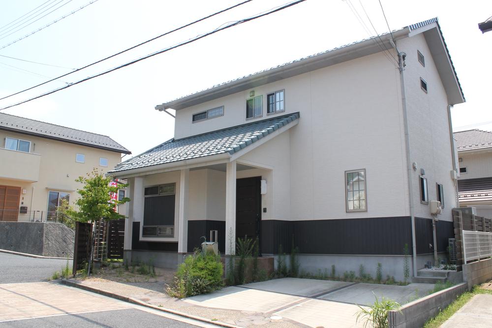 Local appearance photo. House with spacious parking space.