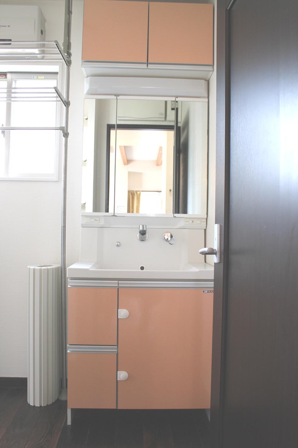 Wash basin, toilet. Interior