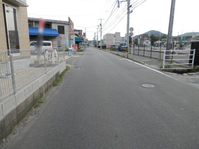 Local photos, including front road.   Front road: 5.9m 