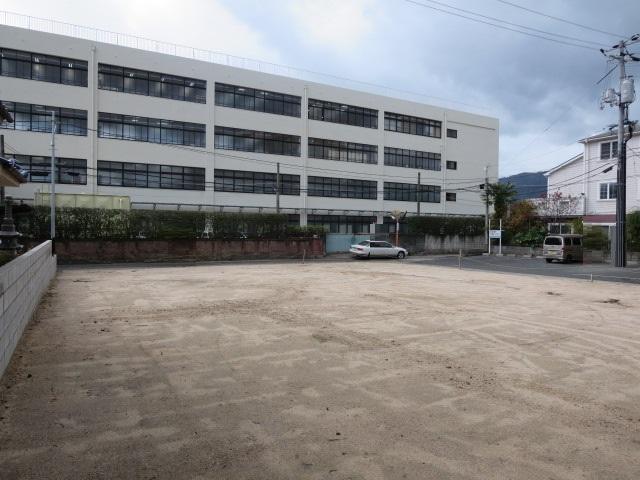 Local appearance photo. We look at the south from the north.  New construction all two-compartment Land sell 3 compartment